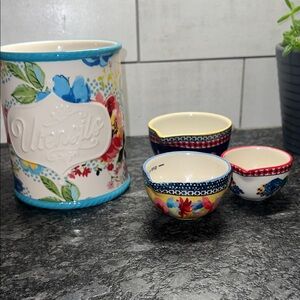 Pioneer Woman ceramic Floral Utensil Holder and Measuring Cups Set. 5.5” tall.